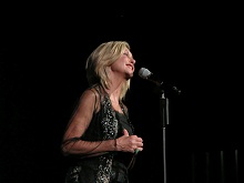Olivia Newton-John in Verona Oct 2007, click to enlarge