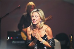 Olivia Newton-John in Thunder Bay, Canada Oct 2007, click to enlarge