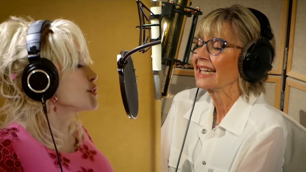 Jolene Olivia Newton-John and Dolly Parton video screenshot