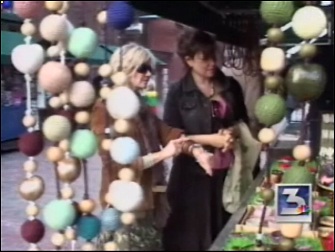 Olivia Newton-John, Las Vegas TV 2006, buying bracelets