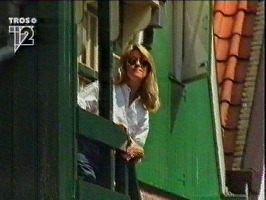 Olivia Newton-John in Te land, ter zee en in de lucht, Dutch TV performing I Need Love